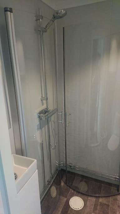 Nyrenoverad Charmig Gaeststuga Med Sovloft I Jaerpen Jarpen Exteriör bild