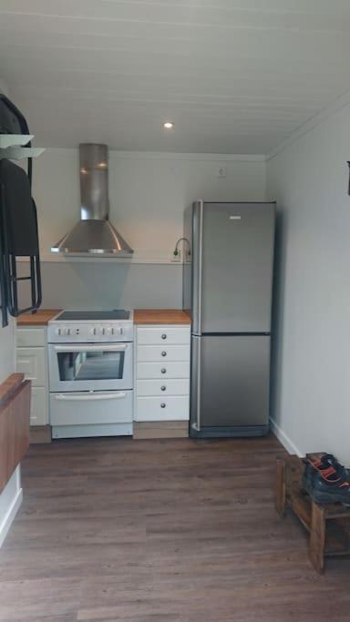 Nyrenoverad Charmig Gaeststuga Med Sovloft I Jaerpen Jarpen Exteriör bild